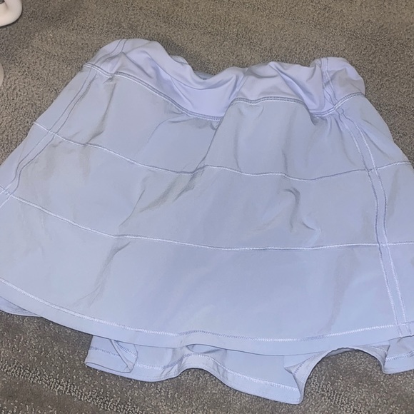 NWOT lulu skirt, I don’t remember the color but got to big of a size - Picture 1 of 2